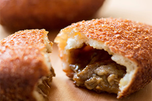 牛すじ煮込みのカレーパン