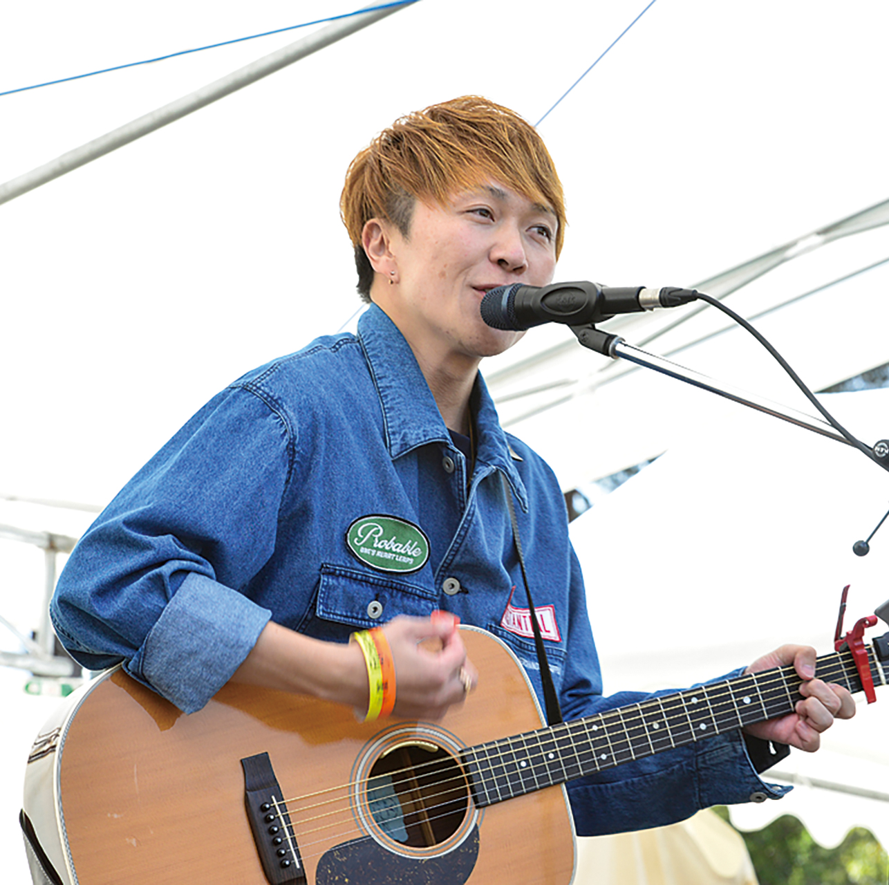 ステージで熱唱する大野天翔さん